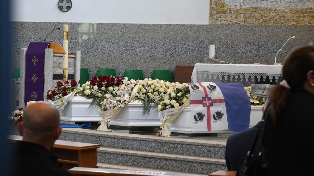 Tre bare bianche e una folla immensa per l’ultimo saluto a Giusi Massetti, Martina e al piccolo Francesco