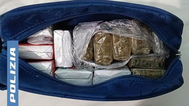 Quasi un chilo e mezzo di hascisc nello zainetto: 19enne finisce in manette