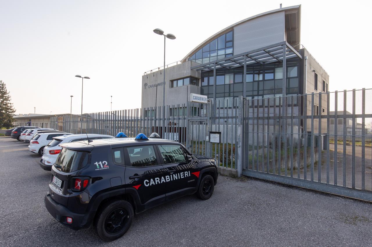 Bondeno, disturba i clienti e tenta di colpire i carabinieri: arrestato