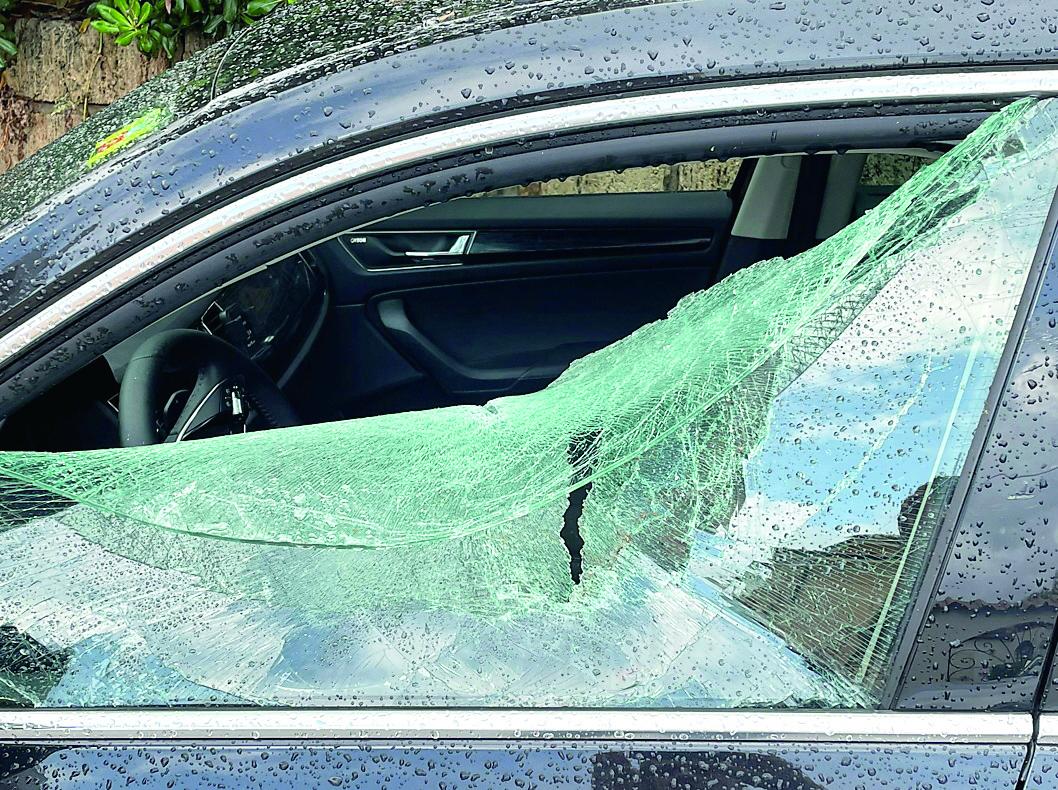 Un finestrino spaccato di un'auto (foto d'archivio)