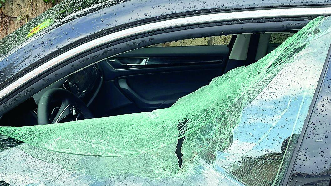 Un finestrino spaccato di un'auto (foto d'archivio)