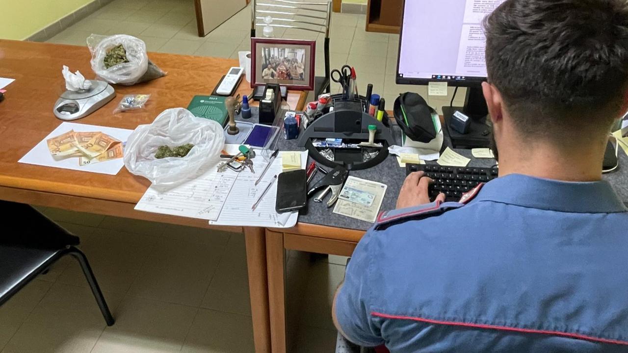 Tenta di pagare al bar con 50 euro falsi: 35enne in manette
