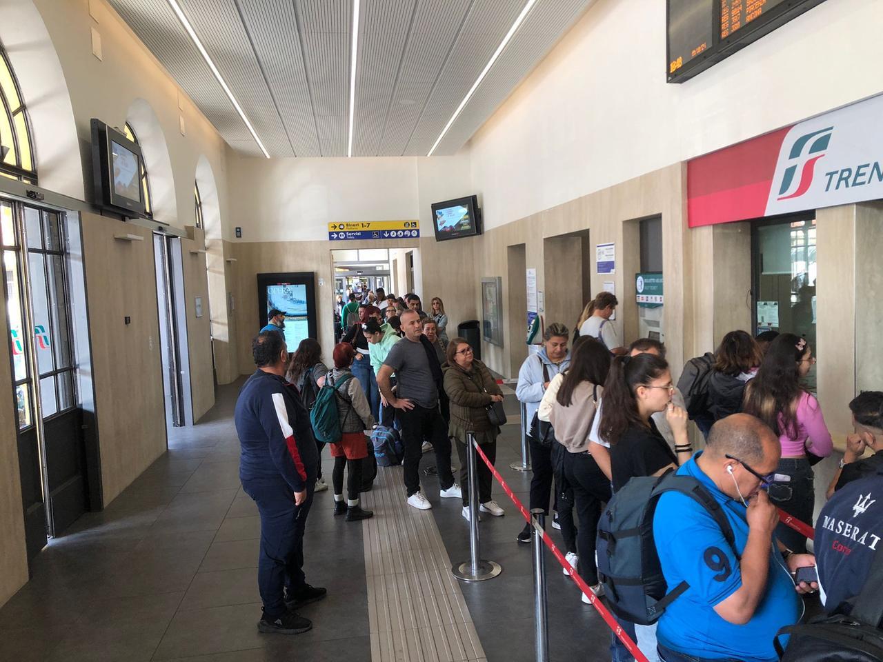 Code e proteste in stazione dei treni a Modena: «Tre ore per fare un biglietto»