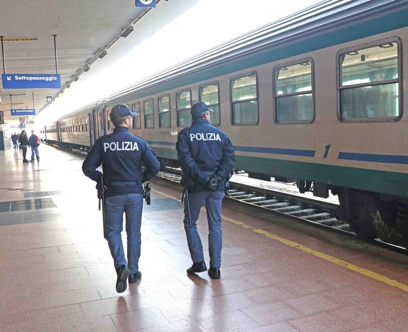 Ferrara, picchia la fidanzata sul treno e poi aggredisce anche gli agenti