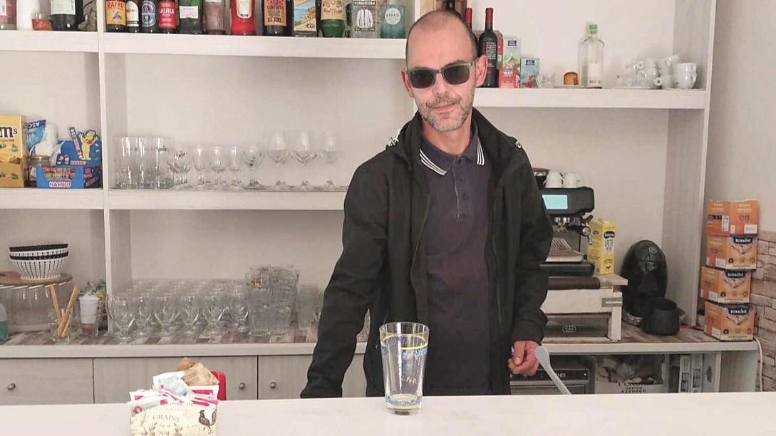 Caffè, libri e serate di karaoke: Semestene non vuole arrendersi