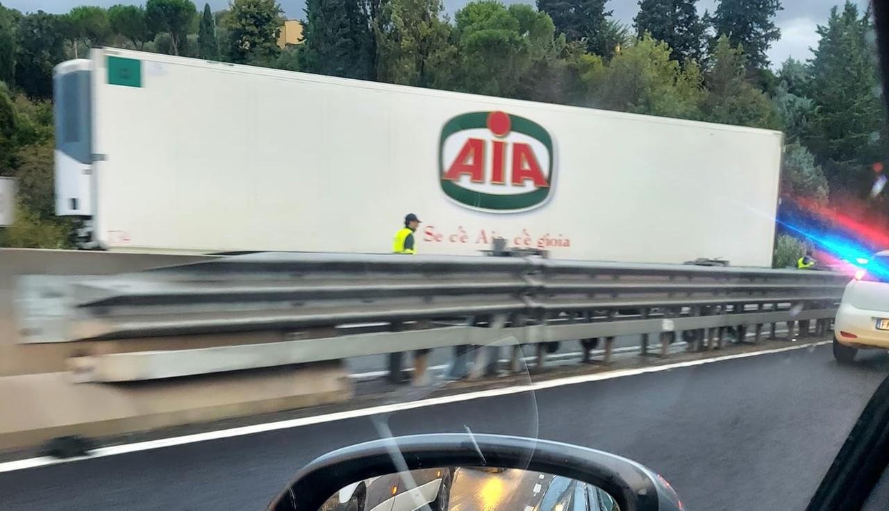 
	Il tir intraversato in Fi-Pi-Li (Foto Dannati Fi-Pi-Li / Facebook)

