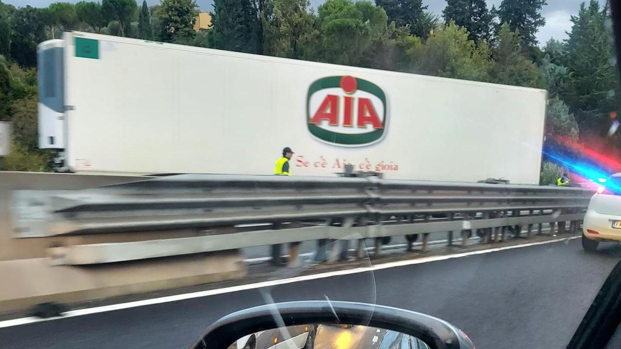 Il tir intraversato in Fi-Pi-Li (Foto Dannati Fi-Pi-Li / Facebook)