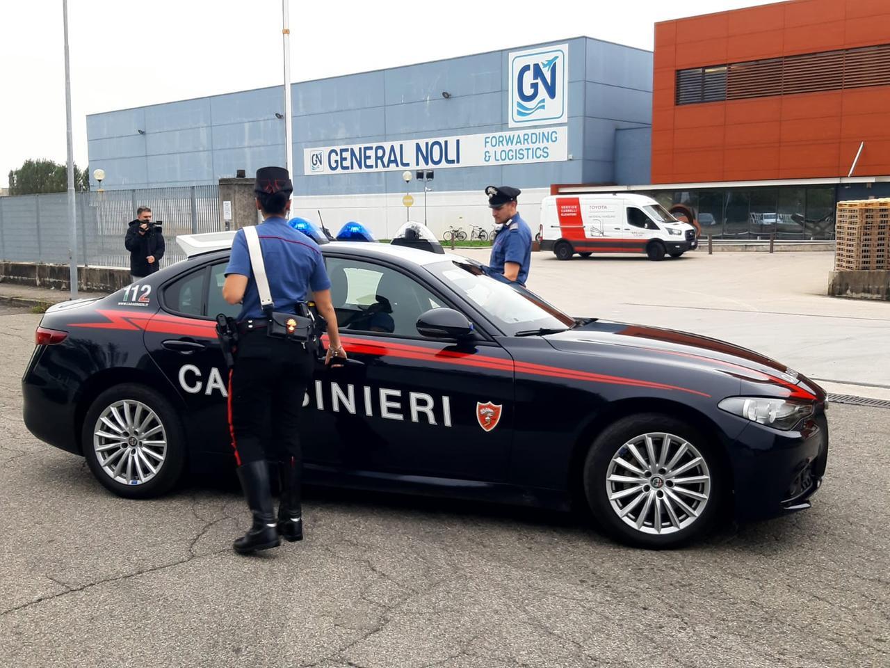 Strada sbarrata e chiodi per l’assalto, ma i ladri restano senza carburante