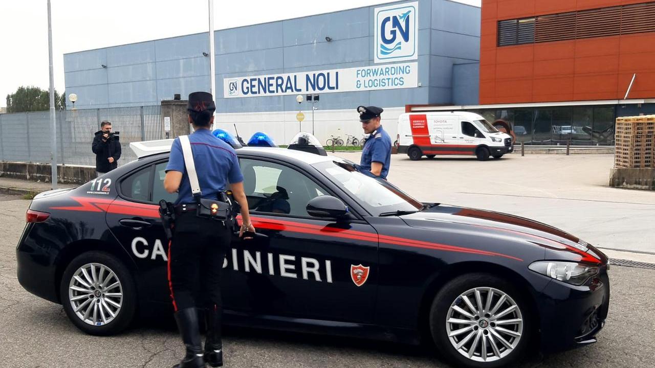 Strada sbarrata e chiodi per l’assalto, ma i ladri restano senza carburante
