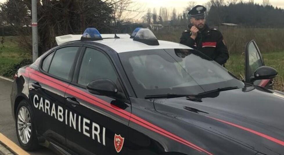 Lucca, vede i carabinieri e getta un fagottino: dentro c’erano 14 dosi di cocaina<br>
