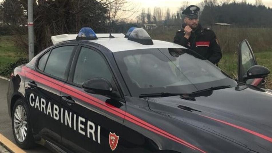 Lucca, vede i carabinieri e getta un fagottino: dentro c’erano 14 dosi di cocaina<br>