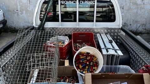 Gli uccelli e le trappole sequestrati dalla polizia provinciale