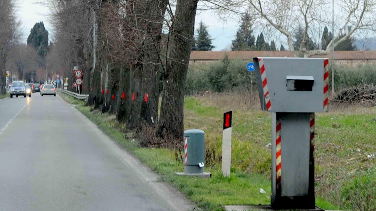 Un autovelox lungo la Sarzanese (foto di archivio)