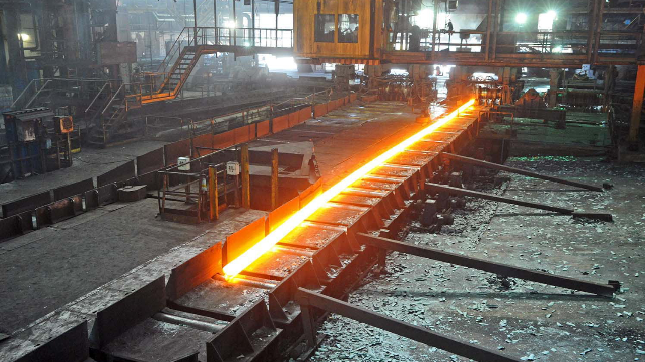 Il treno di laminazione delle rotaie nello stabilimento Jsw Steel Italy (foto Paolo Barlettani)