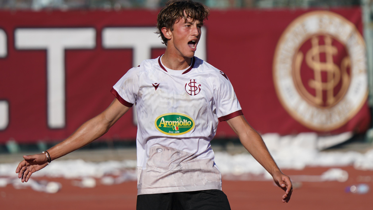 La gioia di Mattia Parente sotto la Curva Nord