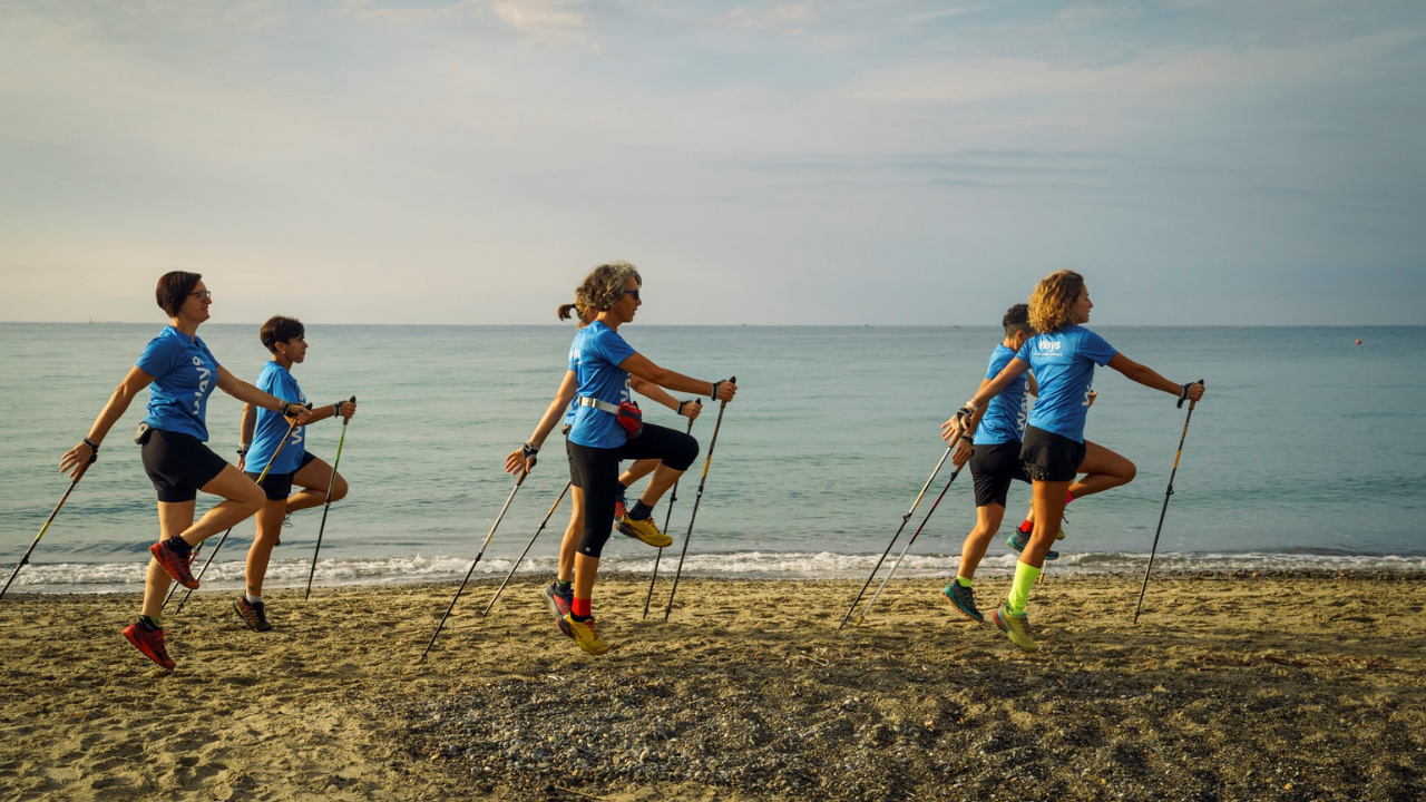 Nella foto un gruppo di appassionati pratica il nord walking
