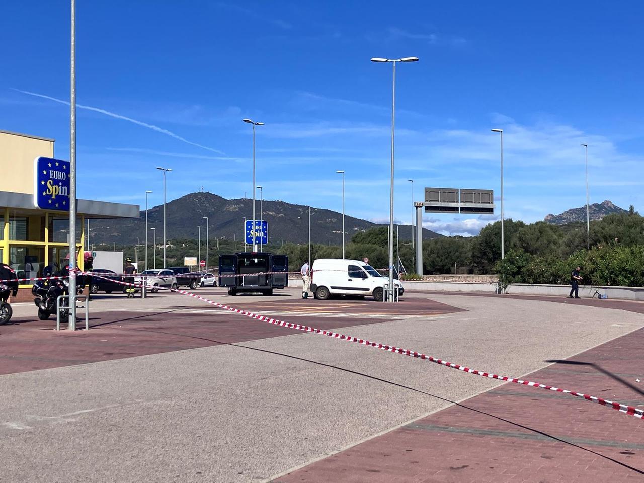 Olbia, ancora un allarme bomba: artificieri nel parcheggio Eurospin