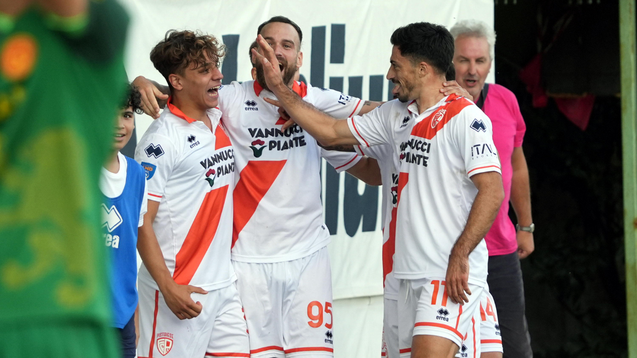 Nella foto di Nucci a sinistra l’esultanza al gol partita di Cuomo
