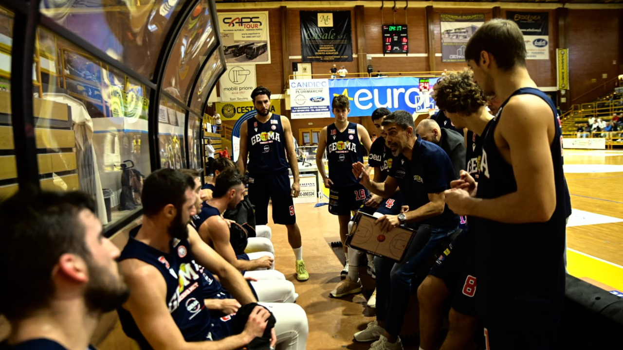 Coach Del Re durante un time out contro San Severo