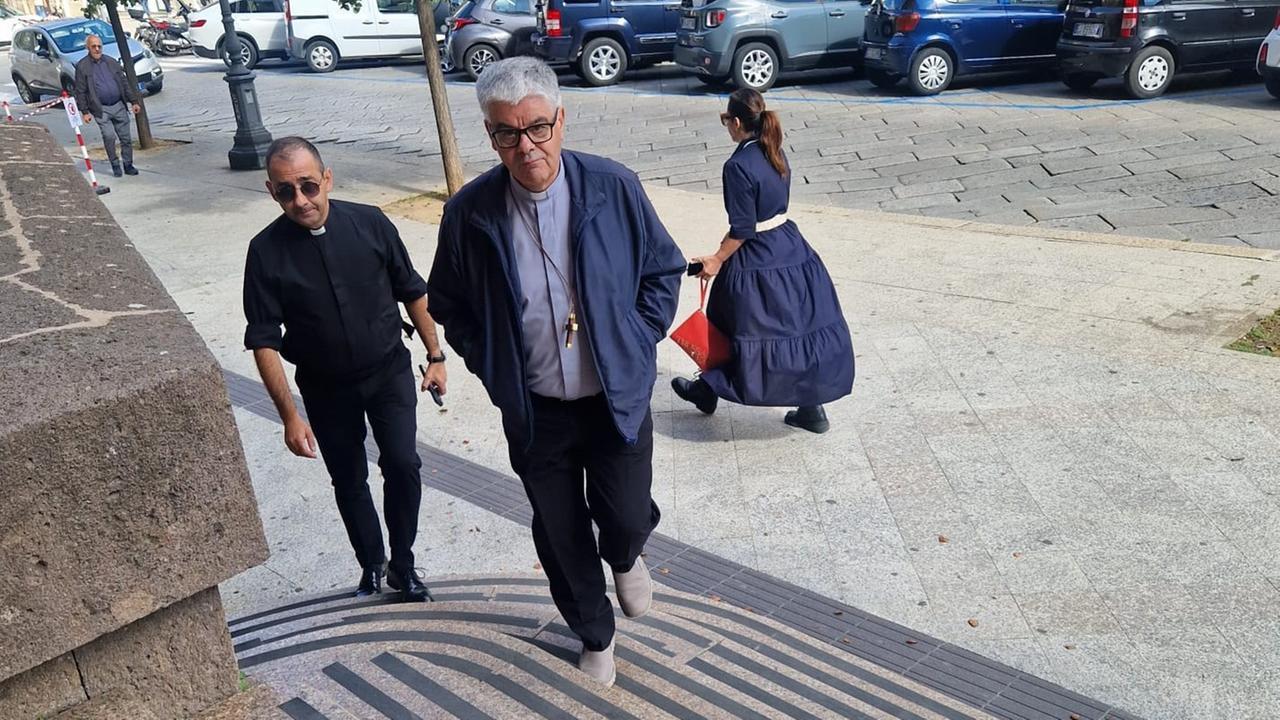 Riciclaggio e peculato, in tribunale Antonino Becciu e il vescovo di Ozieri Corrado Melis