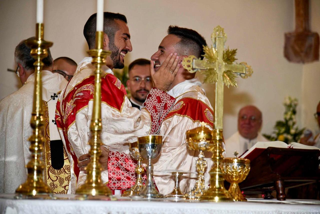 Parroci in missione nei bar, in piazza e in cimitero: «Portiamo in giro la parola di Dio»
