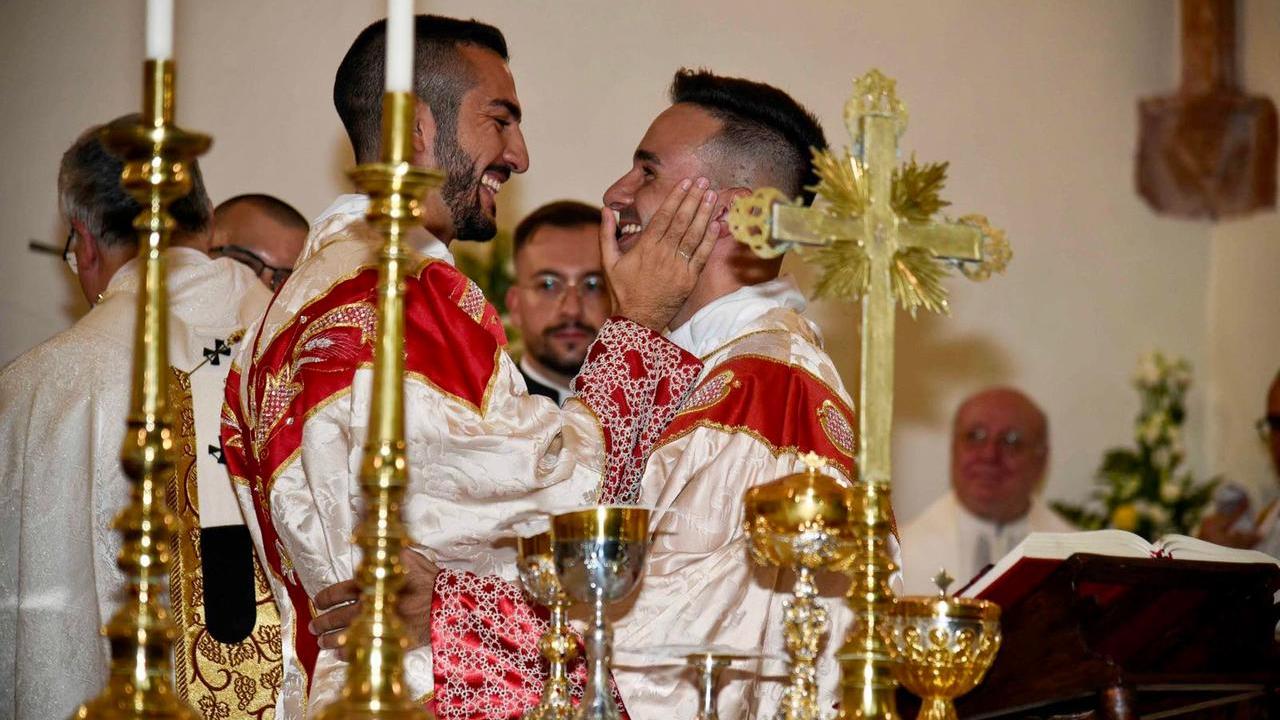 Parroci in missione nei bar, in piazza e in cimitero: «Portiamo in giro la parola di Dio»