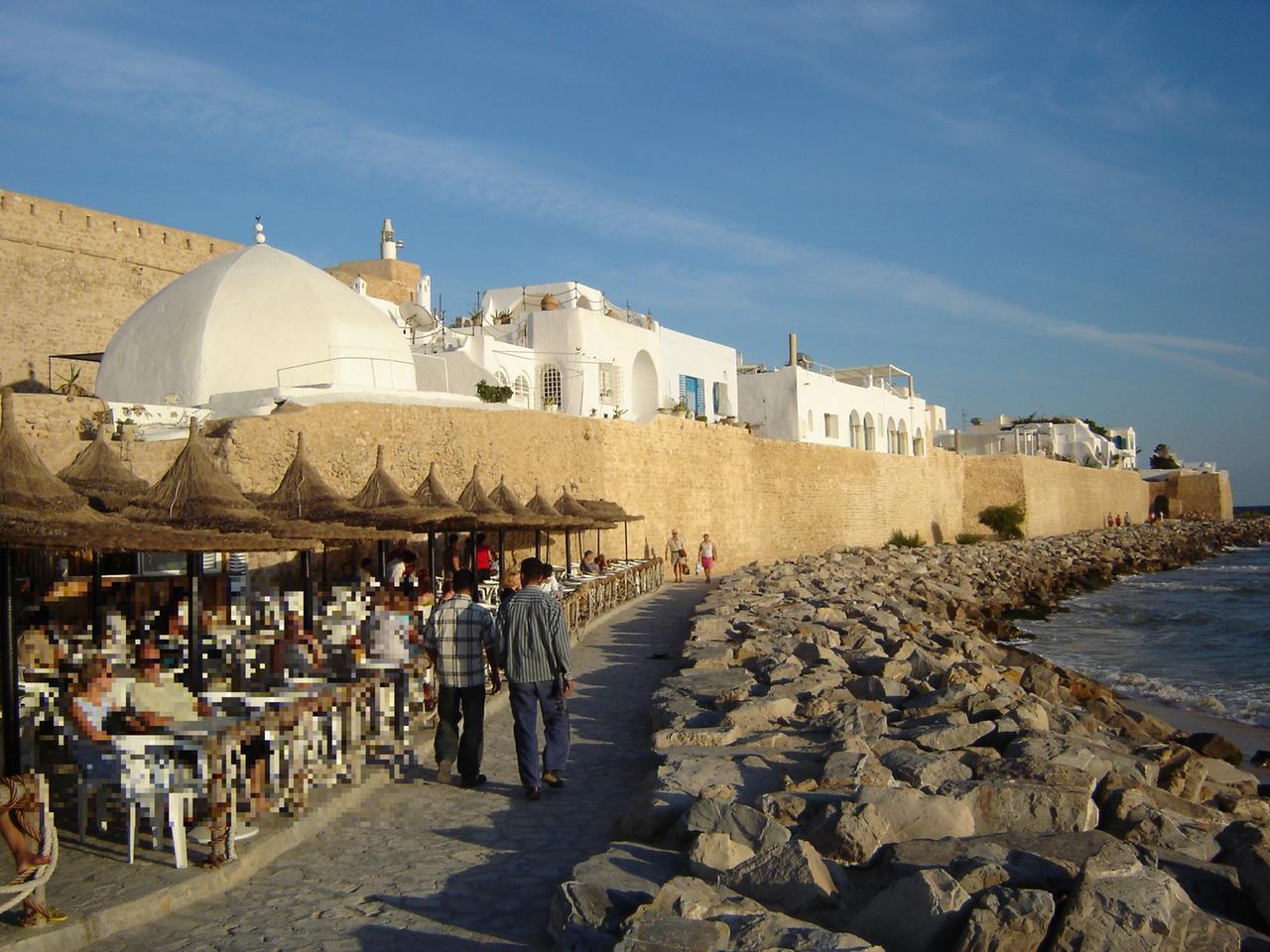 Ecco cosa sappiamo fino a ora della cena di Hammamet tra ex 007