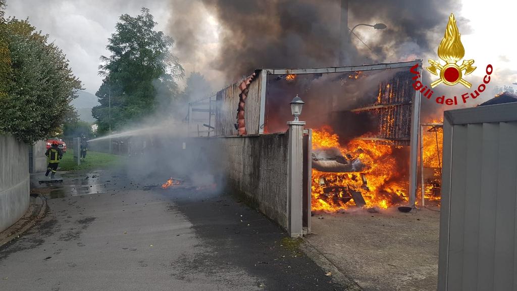 Marlia, camper distrutto in un incendio