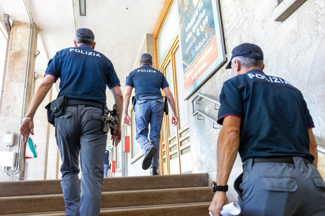 Ferrara, sul bus senza biglietto ma con un coltello da cucina: 19enne arrestato