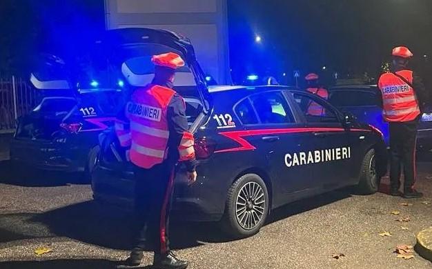 Il ladro si ferma a dormire in negozio a Mirandola: trovato dal titolare