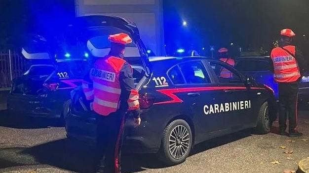 Il ladro si ferma a dormire in negozio a Mirandola: trovato dal titolare