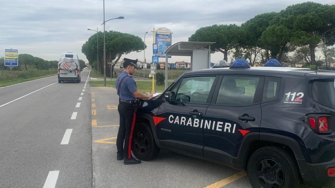 Porto Garibaldi, 57enne blocca il passaggio dell’autobus: denunciato
