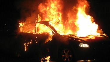 Prato, una bara accanto all’auto data alle fiamme: le ipotesi