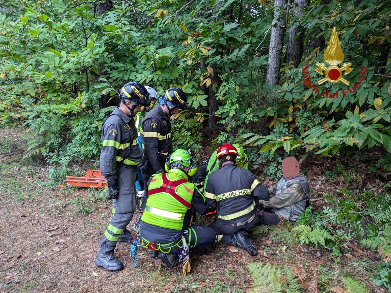 Si fa male alla caviglia mentre cerca funghi in un luogo sperduto: recuperato con l’elicottero