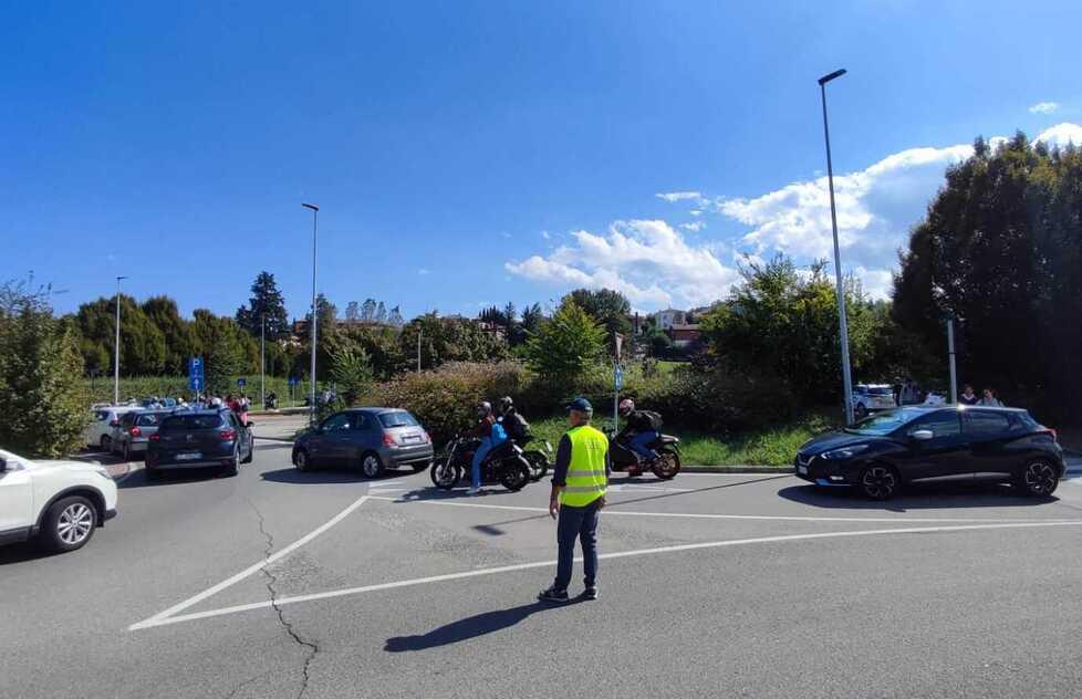 Traffico in tilt al polo scolastico di Sassuolo: «Ogni mattina lunghe code di auto»