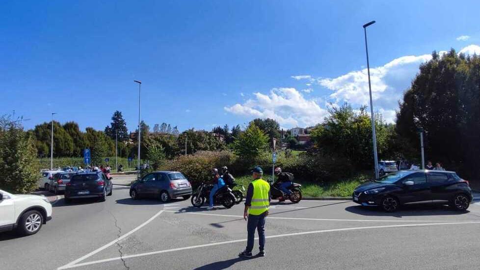 Traffico in tilt al polo scolastico di Sassuolo: «Ogni mattina lunghe code di auto»