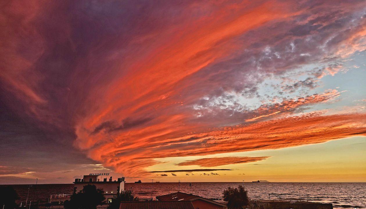 Livorno, un tramonto spettacolo in questo giovedì di allerta meteo. Grazie Simona