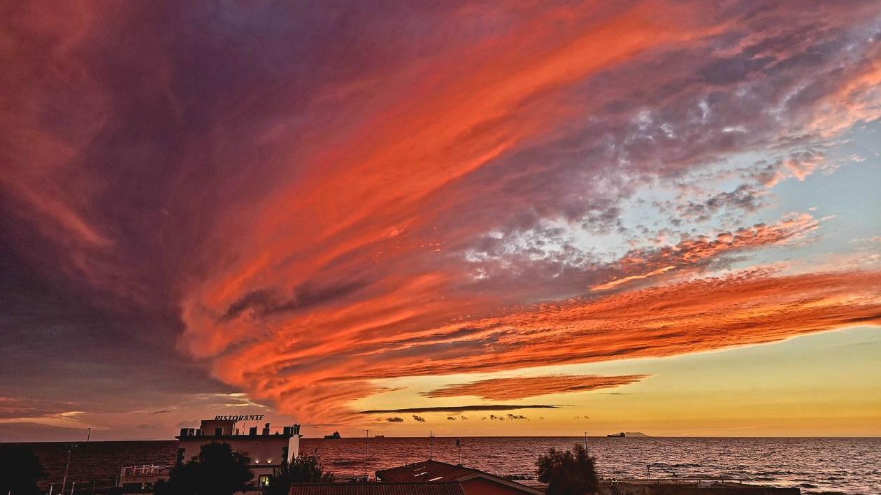 Livorno, un tramonto spettacolo in questo giovedì di allerta meteo. Grazie Simona