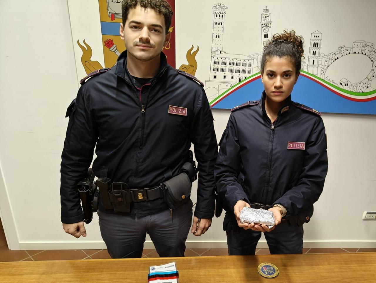 Lucca, trovato un etto di hashish nel parcheggio di un supermercato