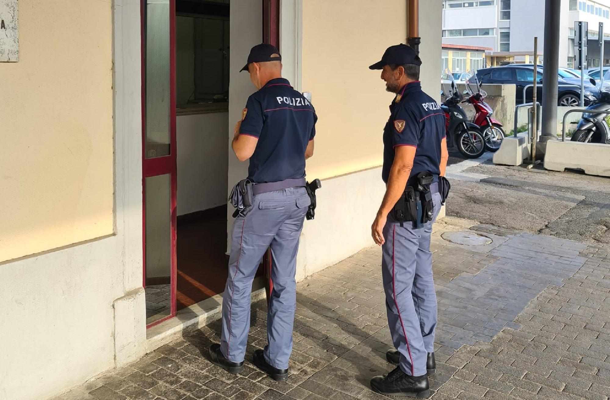 Due agenti della polfer di Livorno (foto d'archivio)