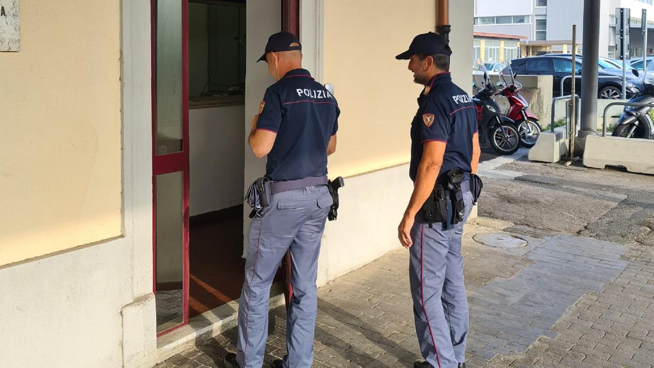 Due agenti della polfer di Livorno (foto d'archivio)