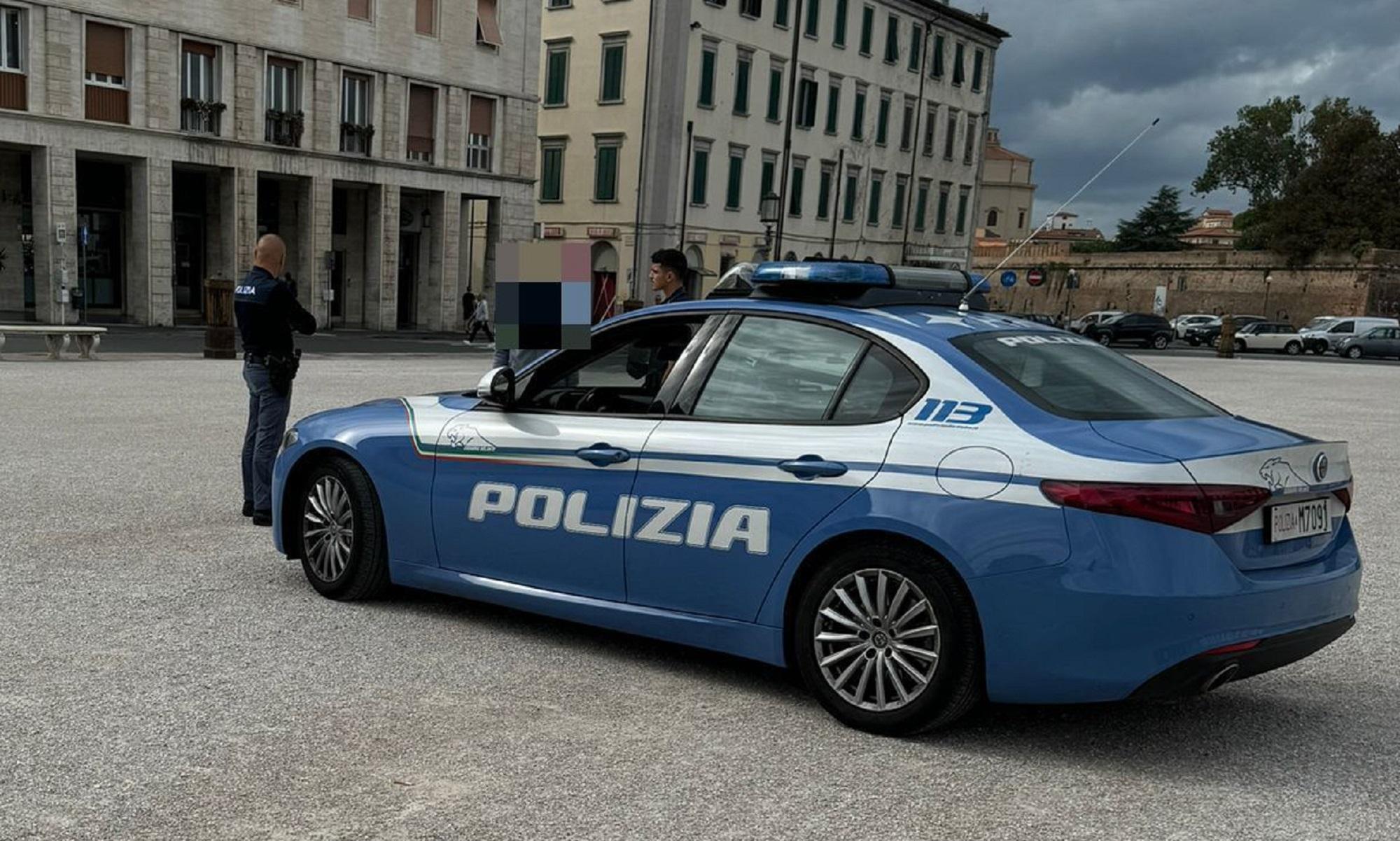I poliziotti in piazza della Repubblica mentre parlano con l'uomo
