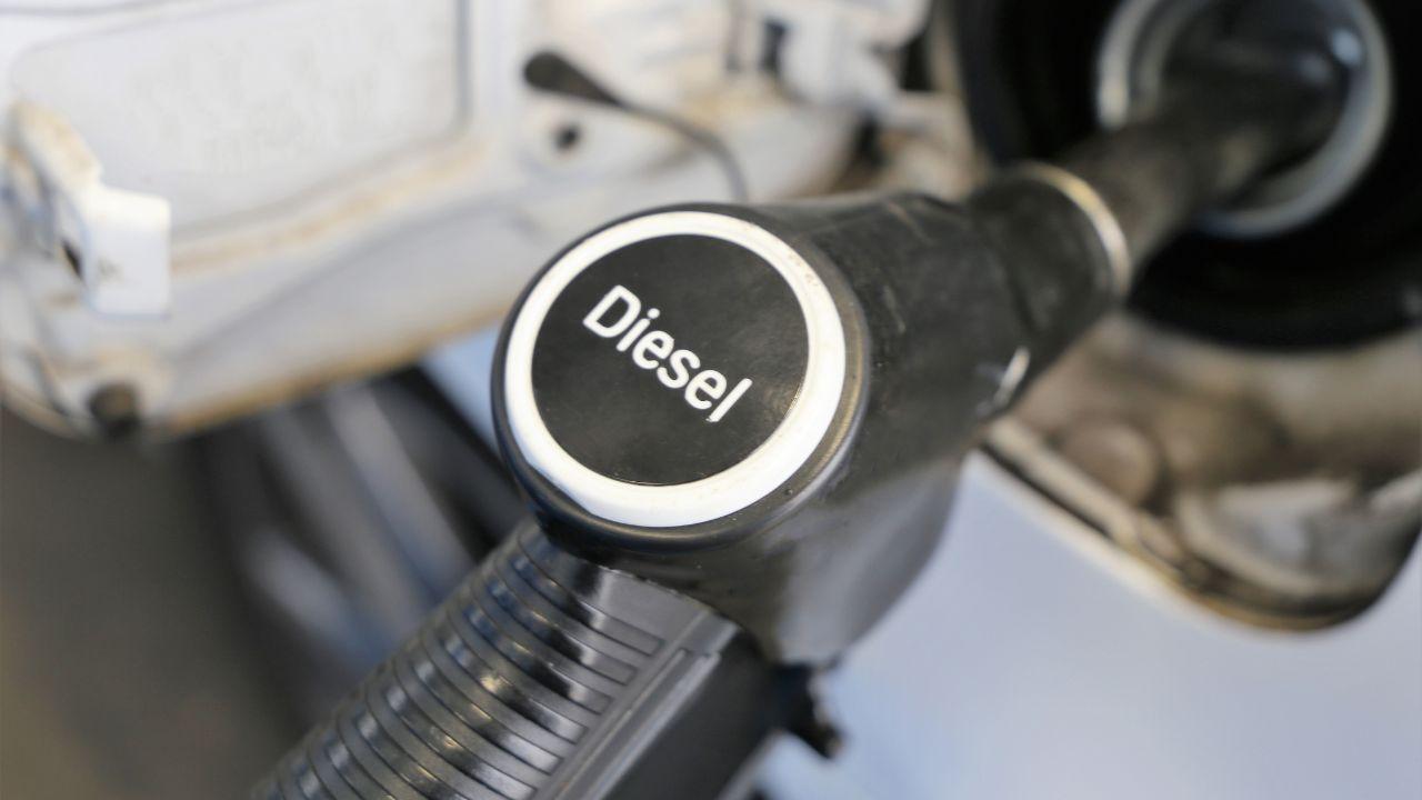 Carburanti, ipotesi accise sul diesel: quanto può aumentare e le conseguenze per gli automobilisti