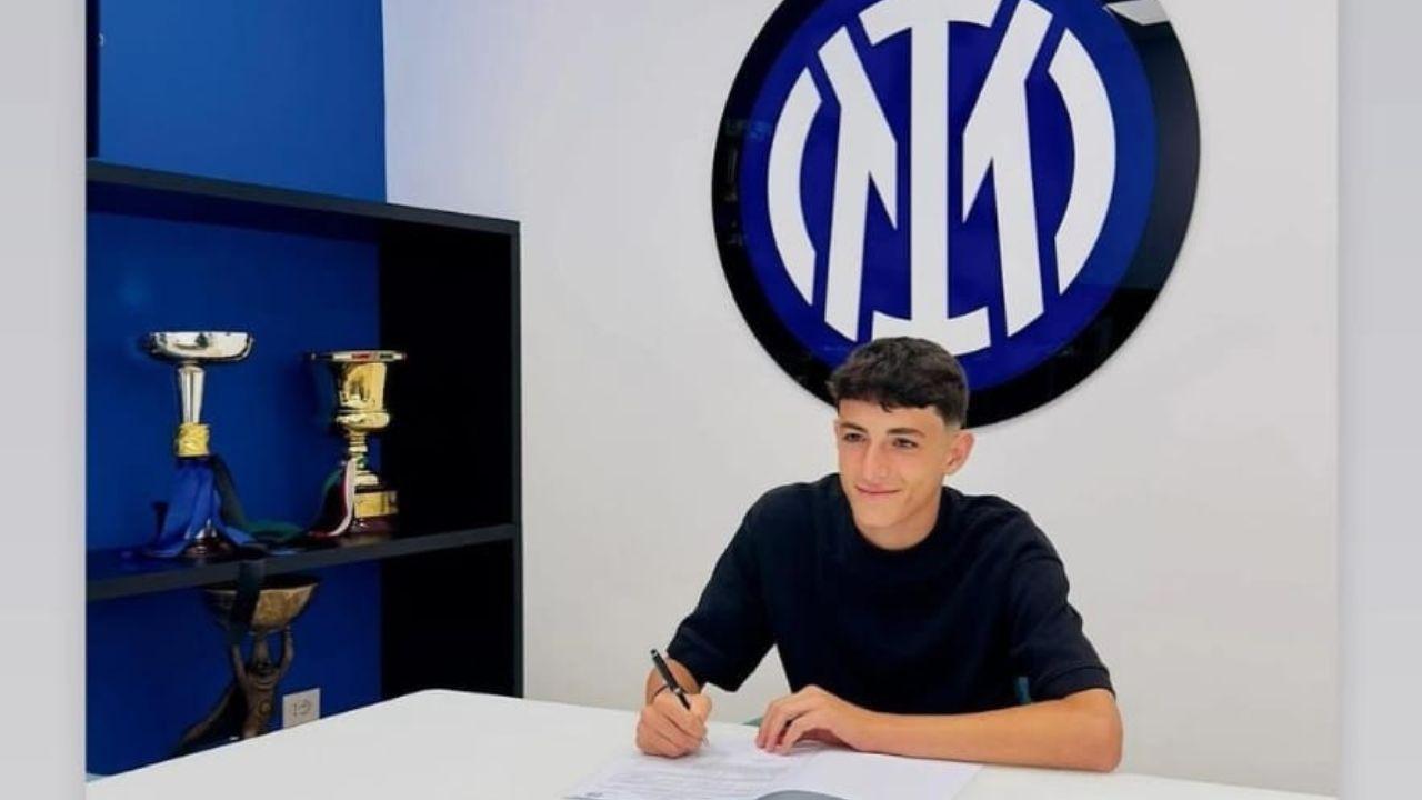 Diego Lucarelli mentre firma per l’Inter