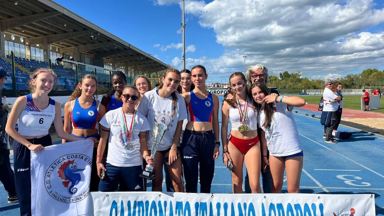 Nelle foto in alto la squadra delle 10 ragazze della Costa Etrusca con il trofeo appena conquistato