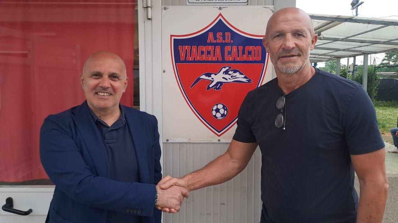 La stretta di mano tra il presidente del Viaccia Gianni Esposito e il nuovo allenatore Andrea Bellini.