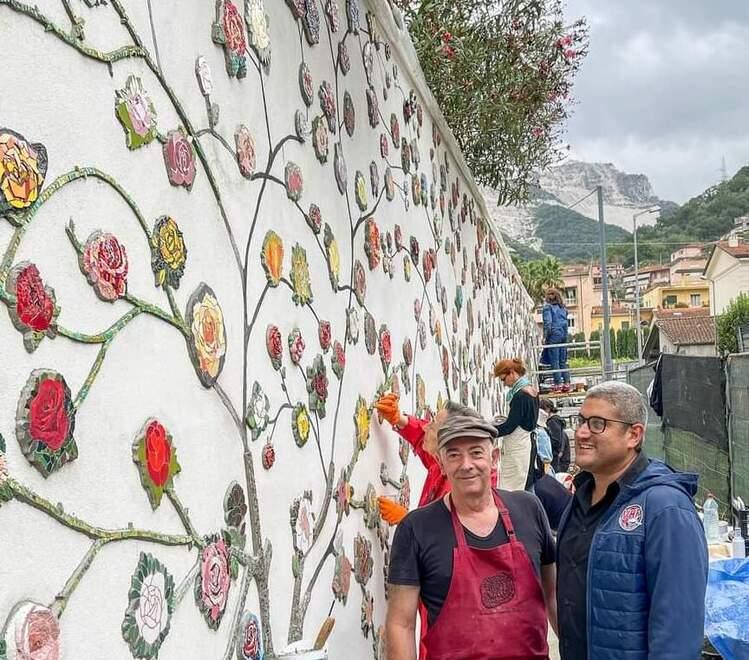 Carrara, si allarga il Muro delle rose a cui lavorano 420 artisti