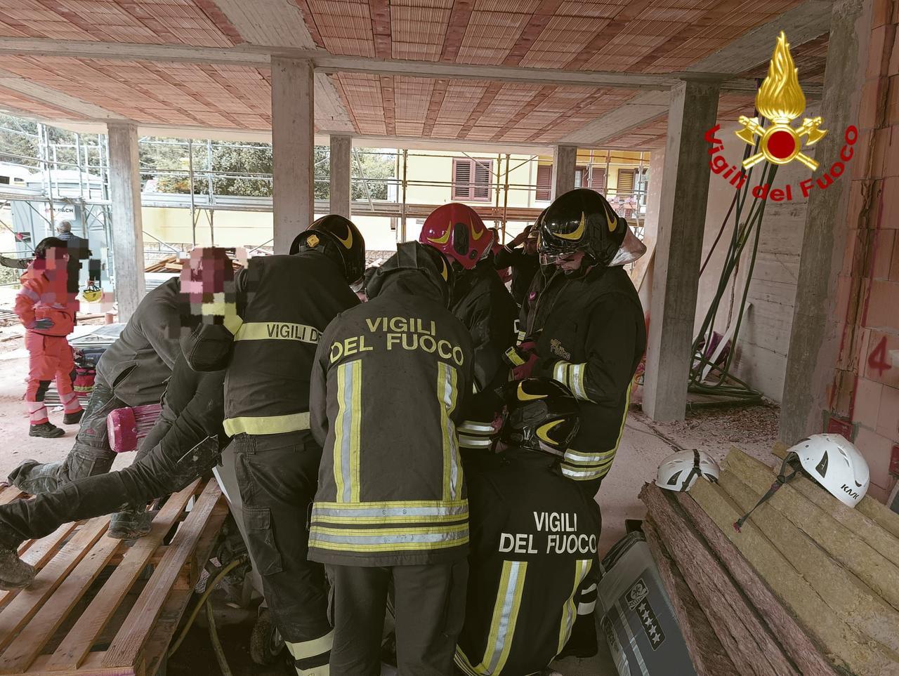 Braccio incastrato nel macchinario in un cantiere a Nuoro: operaio 40enne in ospedale