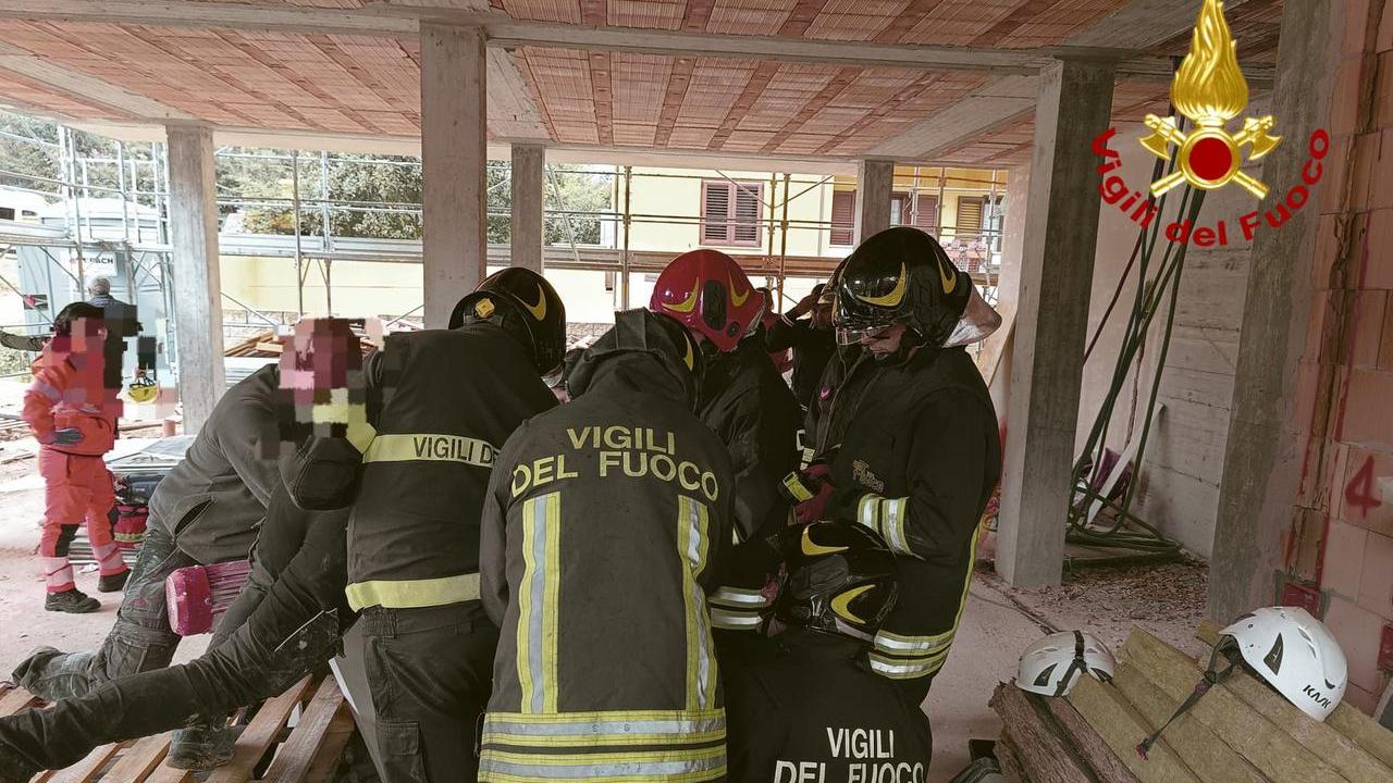 Braccio incastrato nel macchinario in un cantiere a Nuoro: operaio 40enne in ospedale