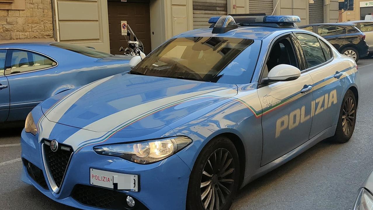Una volante della polizia di Stato (foto d'archivio)